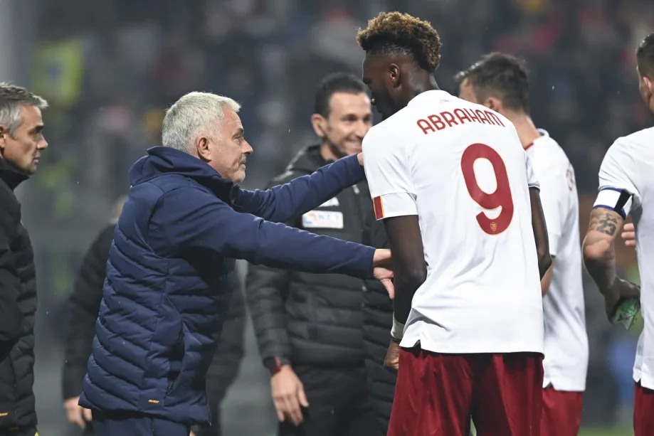 “Ona klubu tərk etməyi məsləhət gördüm” - Mourinyo