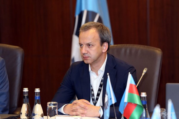 FIDE prezidenti Bakıya gəlir