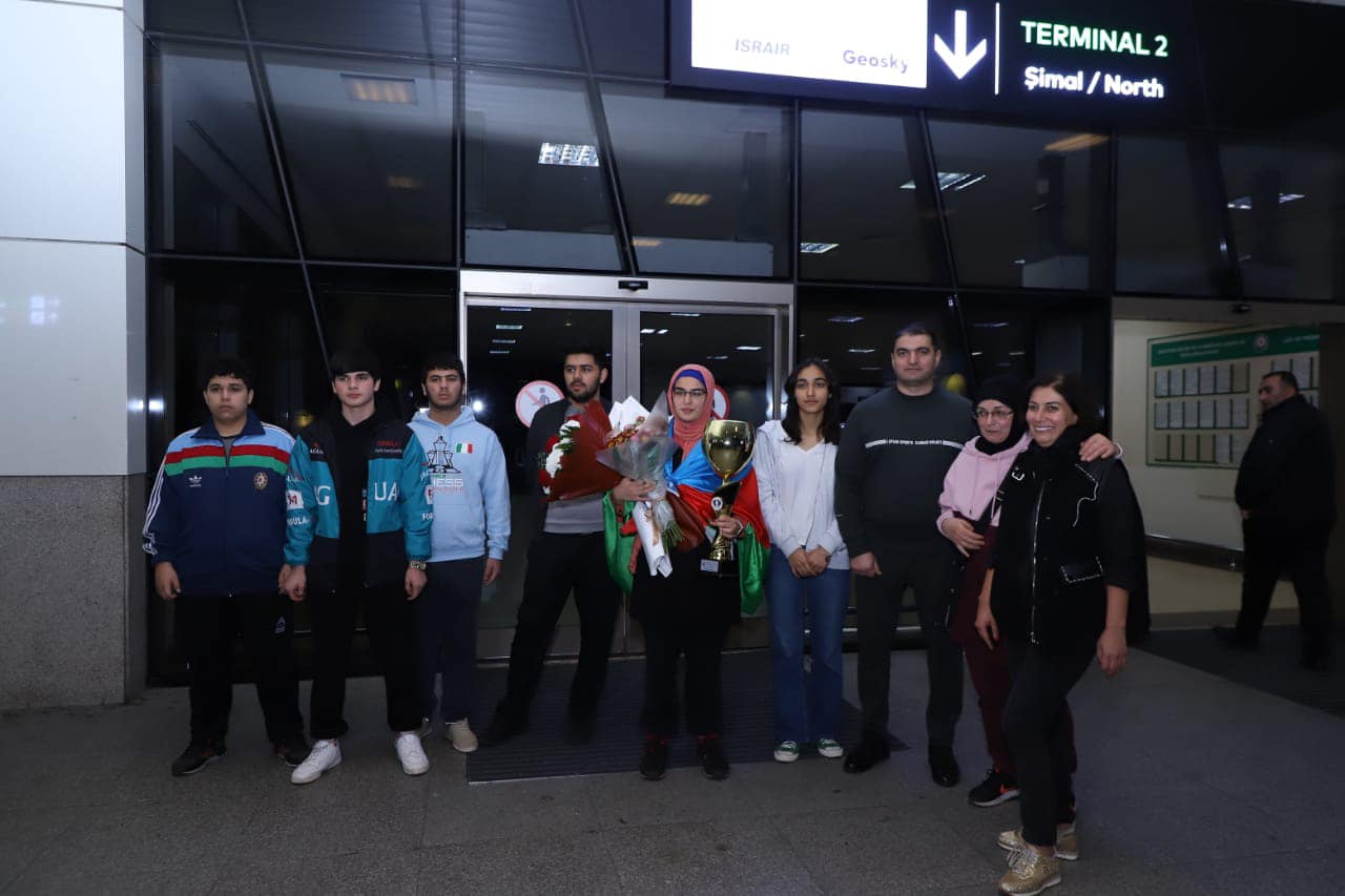 Dünya çempionu olan şahmatçımız Bakıya qayıtdı