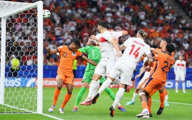 Niderland yarımfinalda