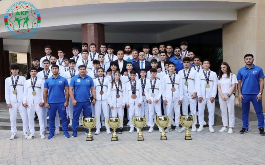 Adil Əliyev Macarıstanda fərqlənən kikboksçularla görüşdü