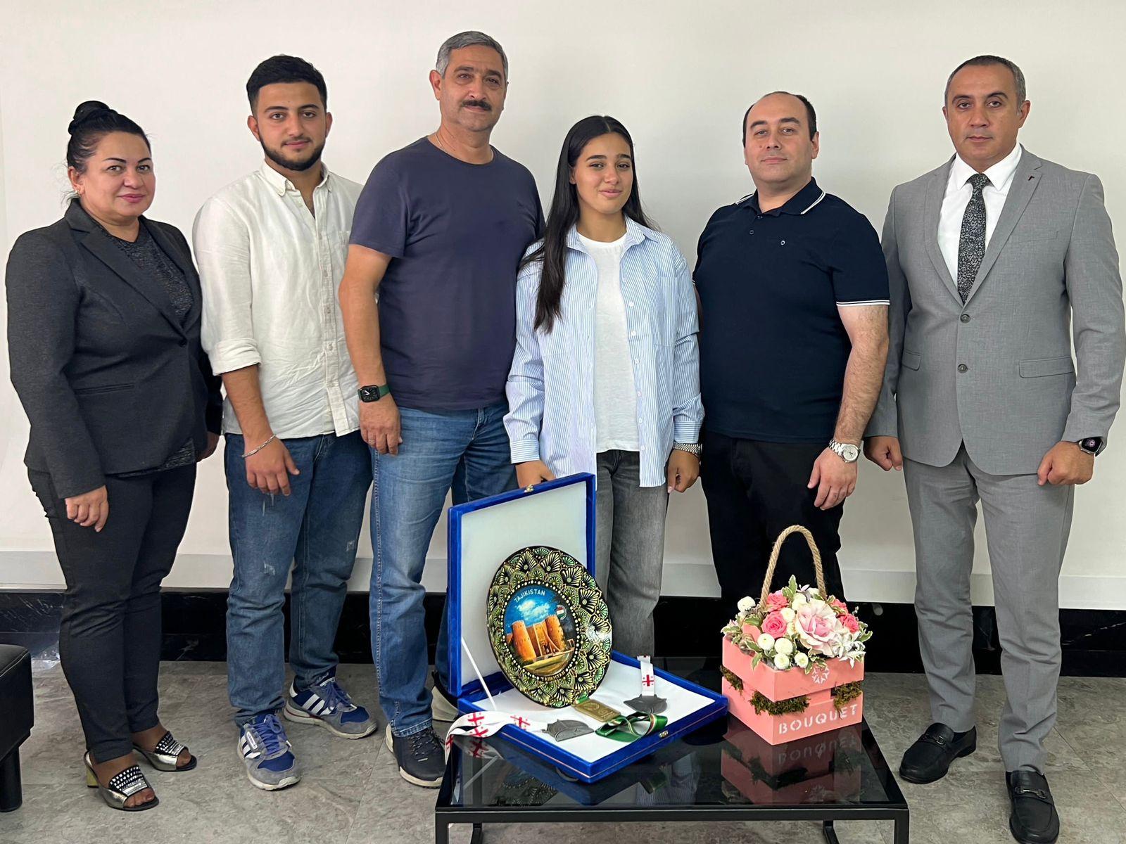 Federasiyanın kollektivi milli üzvləri və baş məşqçisi ilə görüşüb