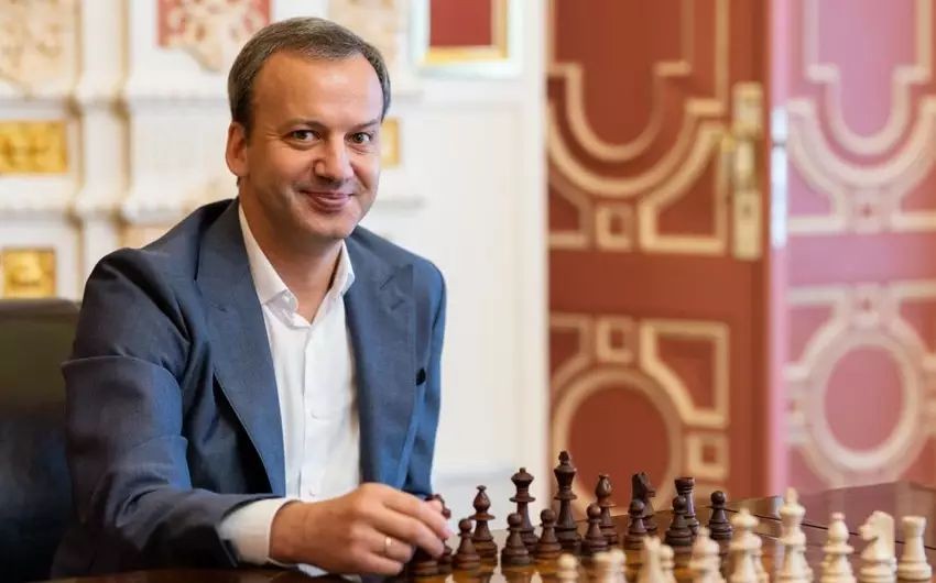 FIDE prezidenti Bakıya gəlib