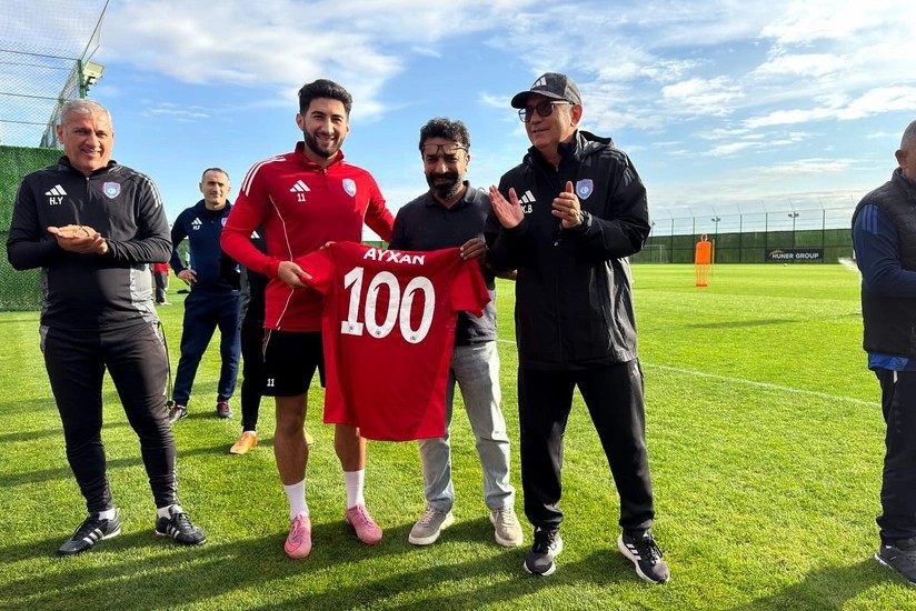 Berdıyev “Turan Tovuz”un futbolçusuna forma hədiyyə etdi