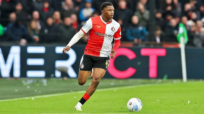 “Bayern” “Feyenoord”un müdafiəçisini əldə etmək istəyir