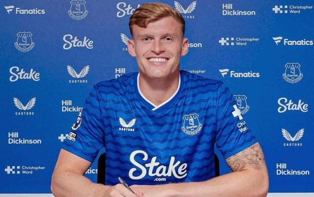 “Everton”un müdafiəçisi uğrunda mübarizə qızışır