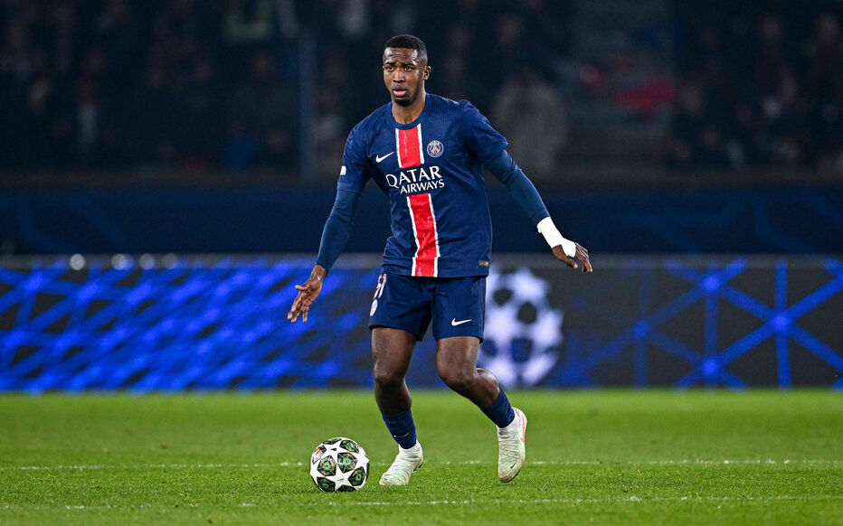 PSJ müdafiəçisi ilə müqaviləsini yenilədi