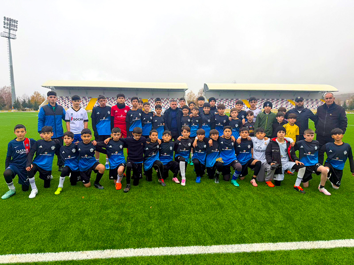 Ayxan Abbasov Ağsuda yeniyetmə futbolçularla görüşüb