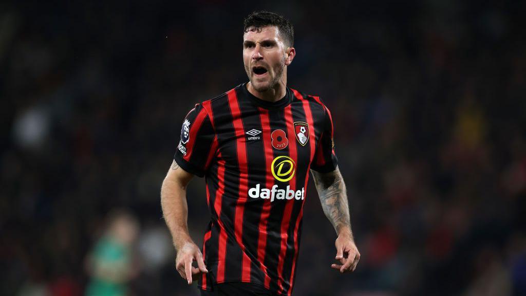 İspaniya nəhəngləri &ldquo;Bornmut&rdquo;un müdafiəçisi uğrunda çəkişirlər