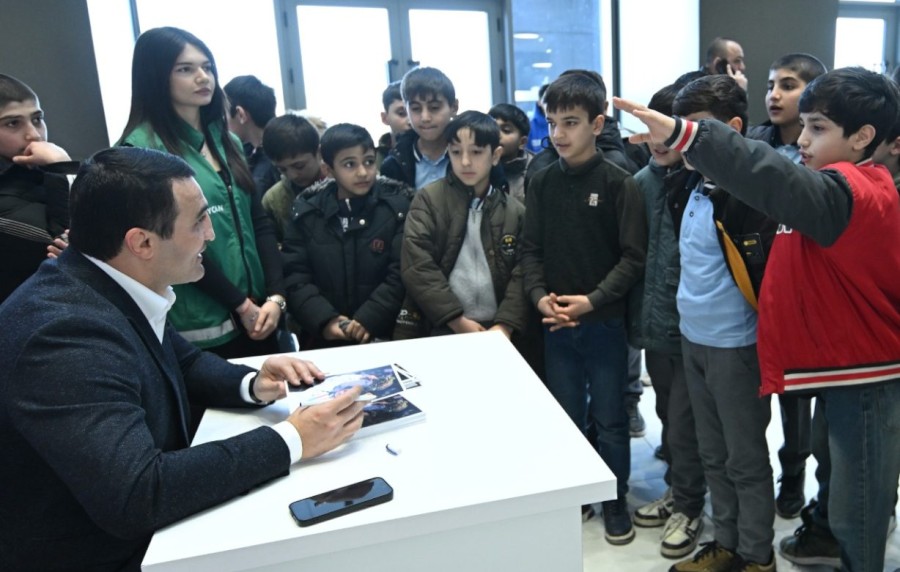 Gəncədə tanınmış güləşçilərin imza günləri keçirilir