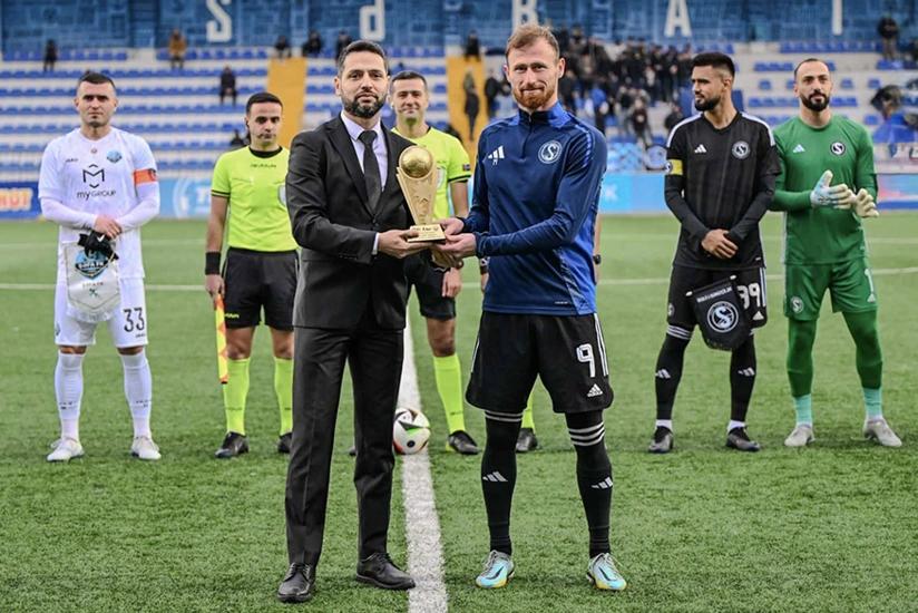 Dekabrda vurulmuş ən yaxşı qolun müəllifi mükafatlandırıldı