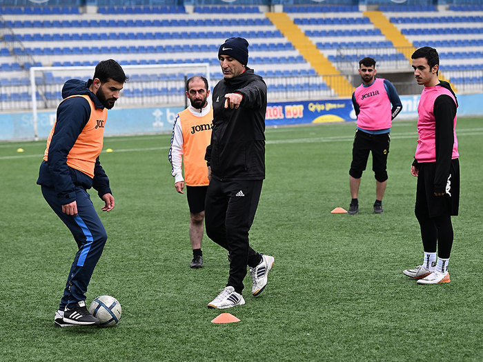 AFFA-nıb məşqçi kurslarının ikinci günü nəzəri və praktiki sessiyalarla davam edib