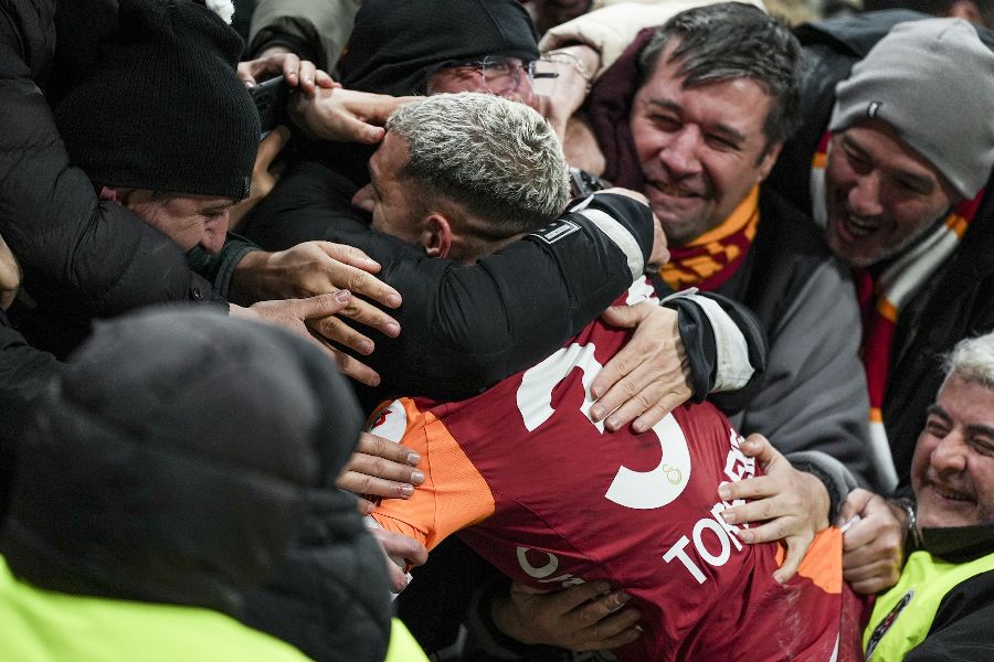 &ldquo;Qalatasaray&rdquo;la &ldquo;Beşiktaş&rdquo;dan qələbə