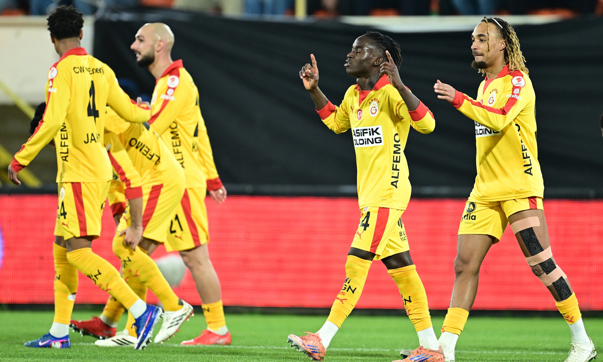 &ldquo;Qalatasaray&rdquo; qrup mərhələsini ilk pillədə bitirdi