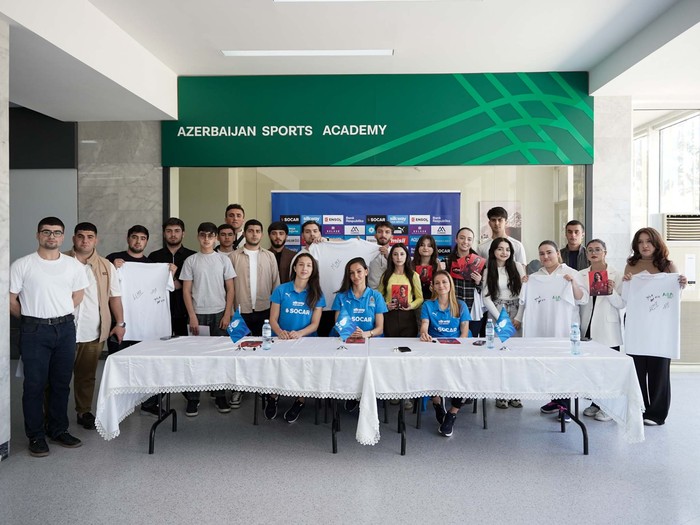 Millinin futbolçuları azarkeşlərlə görüşüblər