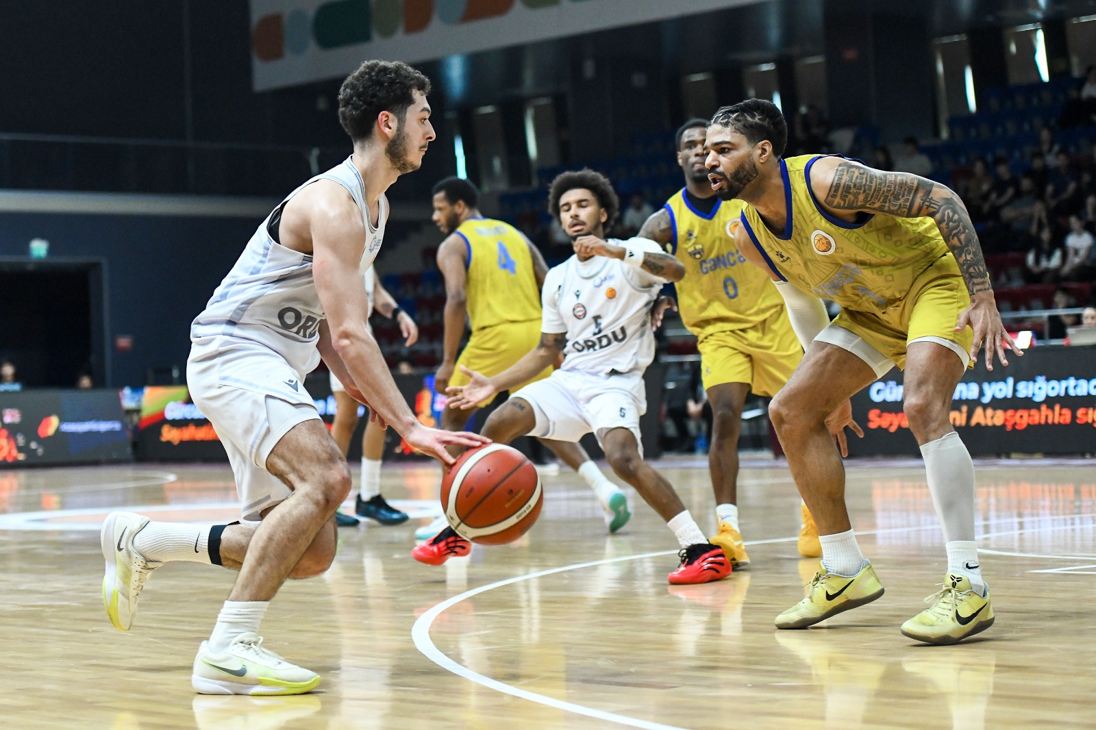 Yarımfinal cütləri məlum oldu