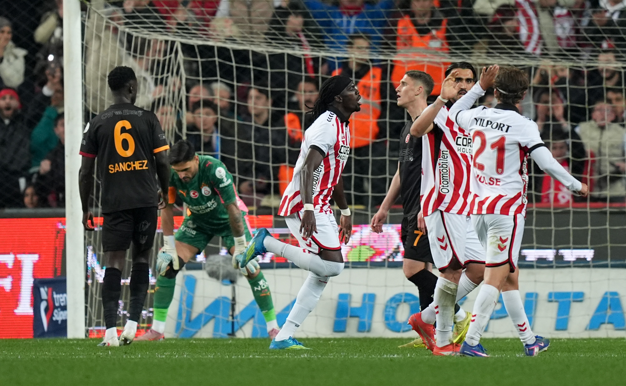 &ldquo;Qalatasaray&rdquo; darmadağına üzüldü