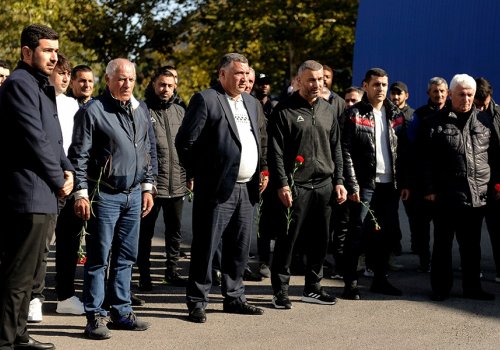 Qurbanovla Abbasov matçdan öncə şəhidlər xiyabanında – FOTOLAR