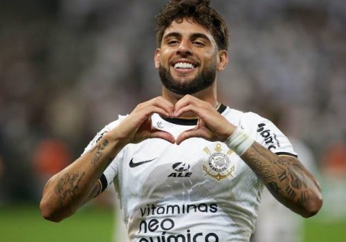 Braziliyalı forvard \