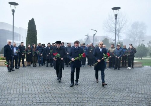 “Vüqar Həşimov Memorialı”nın iştirakçıları Heydər Əliyevin abidəsini ziyarət ediblər