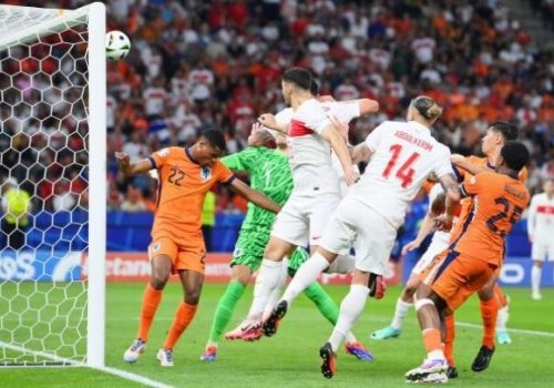 Niderland yarımfinalda