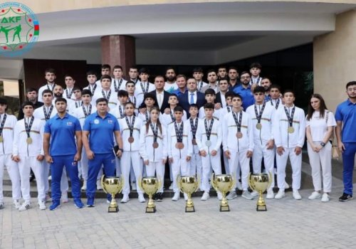 Adil Əliyev Macarıstanda fərqlənən kikboksçularla görüşdü