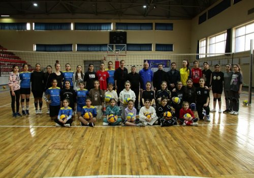 Millimizin baş məşqçisi Gəncədə yeniyetmə və gənc voleybolçularla görüşüb