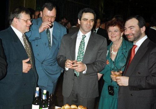 Kasparovu döyüb bayıra atdılar - Qalmaqal