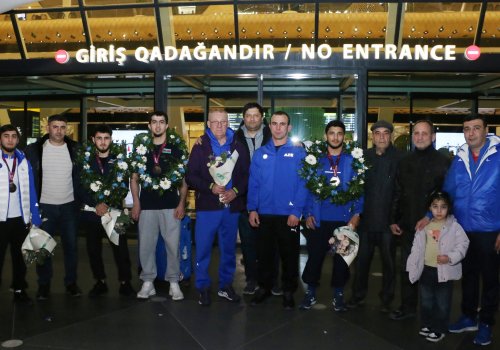 AÇ-də 4 medal qazanmış komandamız vətənə qayıtdı
