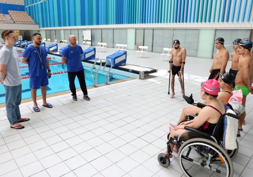 Üçqat paralimpiya çempionu gənc idmançılarla görüşüb