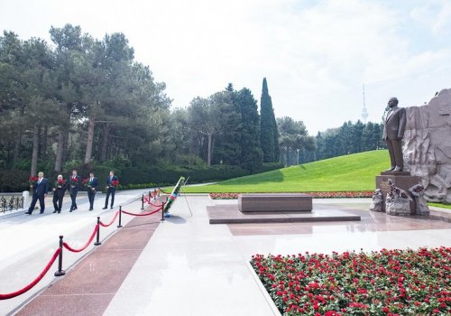 CEV prezidenti Fəxri xiyabanı ziyarət edib