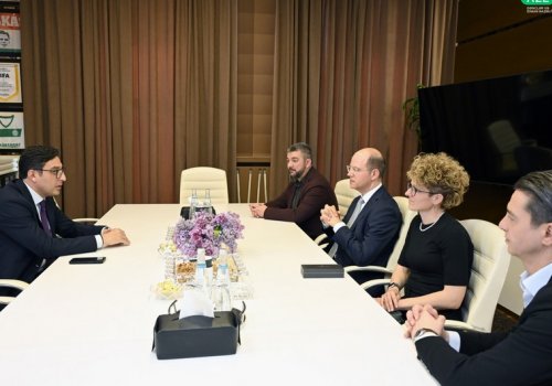 Fərid Qayıbov FIBA-nın baş katibi ilə görüşüb