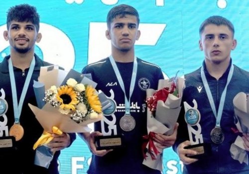 Azərbaycanın iki güləşçisi İranda medal qazanıb