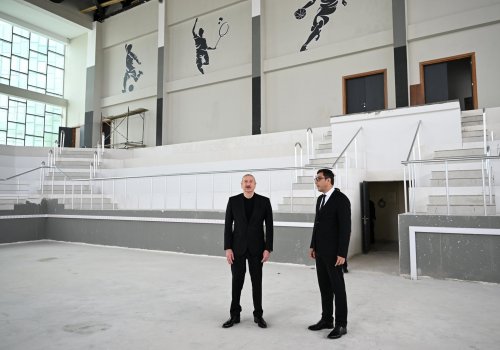 İlham Əliyev Yevlax Olimpiya İdman Kompleksində görülmüş işlərlə tanış olub