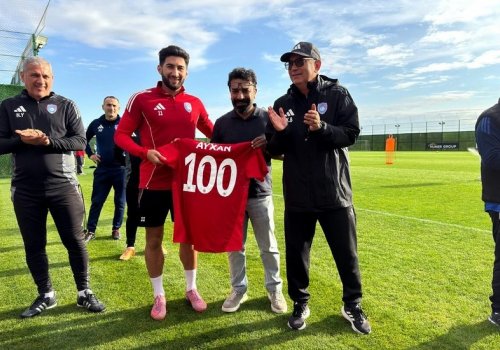 Berdıyev “Turan Tovuz”un futbolçusuna forma hədiyyə etdi