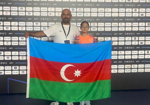 Stolüstü tennisçilər beynəlxalq turnirin mükafatçıları sırasında