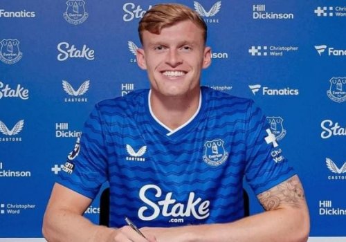 “Everton”un müdafiəçisi uğrunda mübarizə qızışır