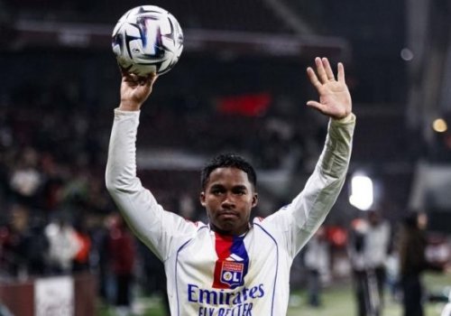 Florentino Peres icarəyə göndərdiyi oyunçunu izləyir