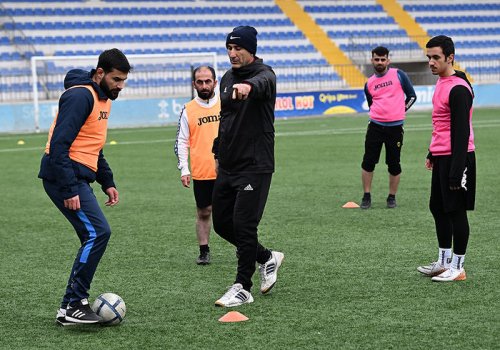 AFFA-nıb məşqçi kurslarının ikinci günü nəzəri və praktiki sessiyalarla davam edib