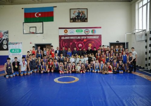 Tanınmış güləşçilər Xırdalanda şagirdlərlə görüş keçirib