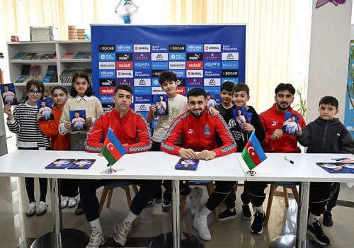 Millinin futbolçuları azarkeşlərlə görüşüblər