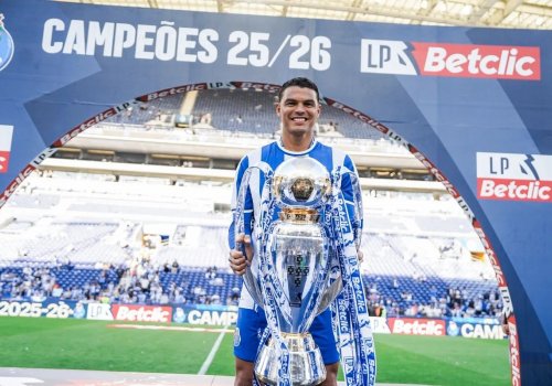 &ldquo;Portu&rdquo; 41 yaşlı ulduz futbolçusu ilə vidalaşdı