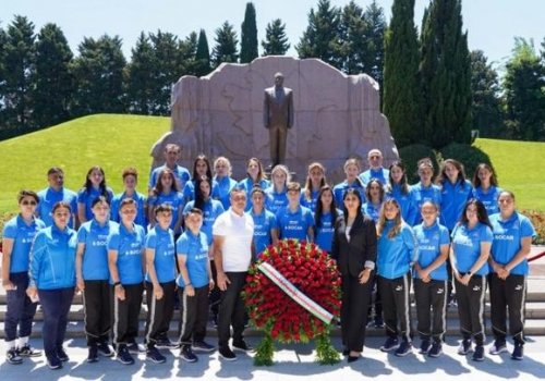 Millinin futbolçuları Ulu Öndərin xatirəsini yad ediblər
